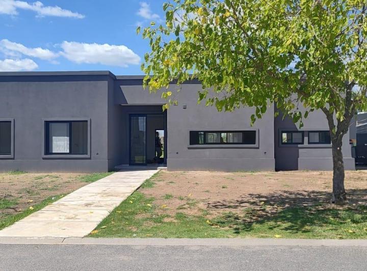 Casa · 160m² · 5 Ambientes · 2 Cocheras