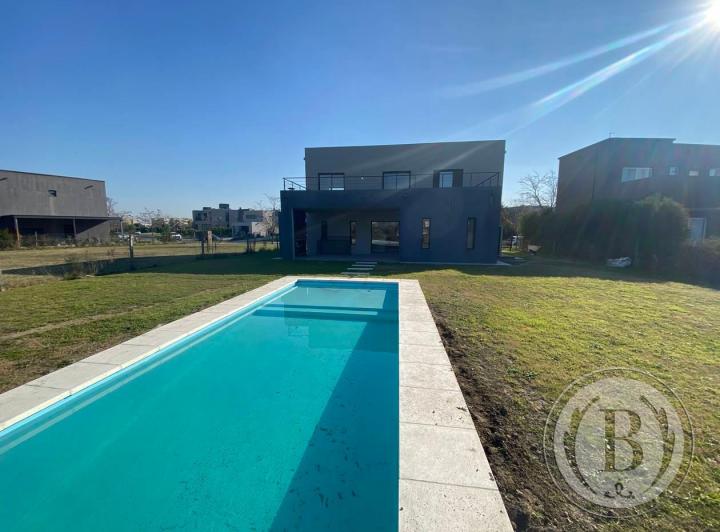 Casa · 181m² · 5 Ambientes · 4 Cocheras