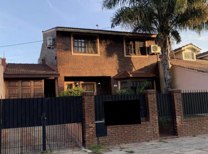 Casa · 220m² · 5 Ambientes · 3 Cocheras