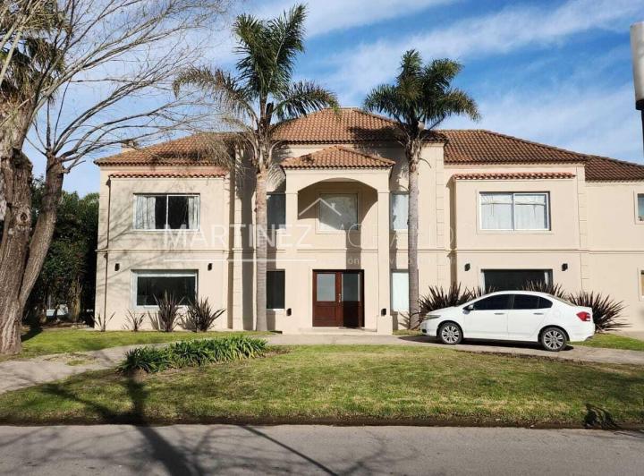 Casa · 370m² · 5 Ambientes · 1 Cochera