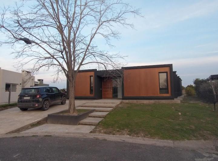 Casa · 230m² · 5 Ambientes · 4 Cocheras