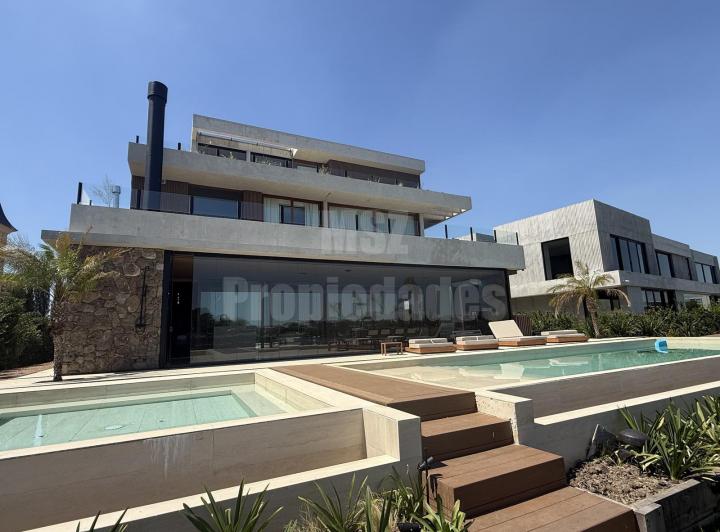 Casa · 1010m² · 5 Dormitorios · 2 Cocheras