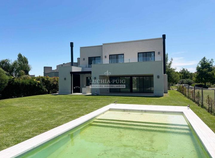 Casa · 271m² · 5 Ambientes · 1 Cochera