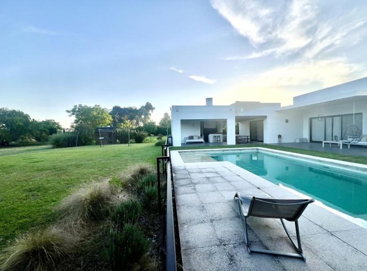 Casa · 350m² · 5 Ambientes · 4 Cocheras