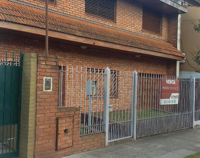 Casa · 200m² · 5 Ambientes · 3 Cocheras