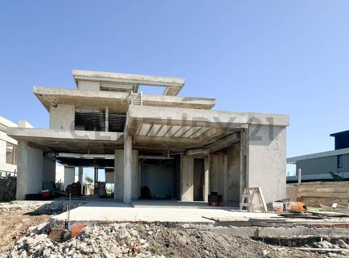 Casa · 585m² · 7 Ambientes · 2 Cocheras