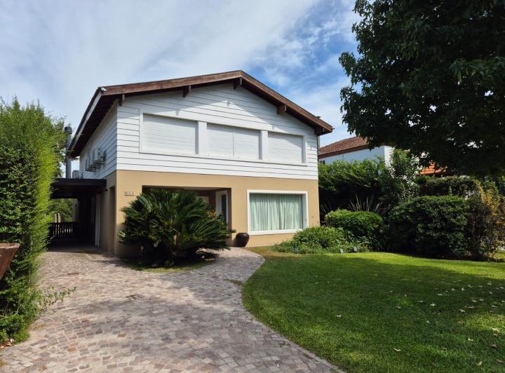 Casa · 180m² · 5 Ambientes · 3 Cocheras