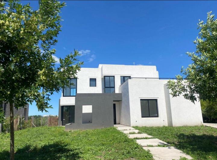 Casa · 226m² · 6 Ambientes · 2 Cocheras