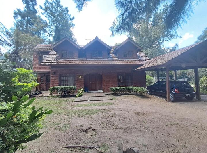 Casa · 220m² · 5 Ambientes · 2 Cocheras