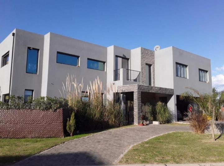 Casa · 275m² · 5 Ambientes · 6 Cocheras