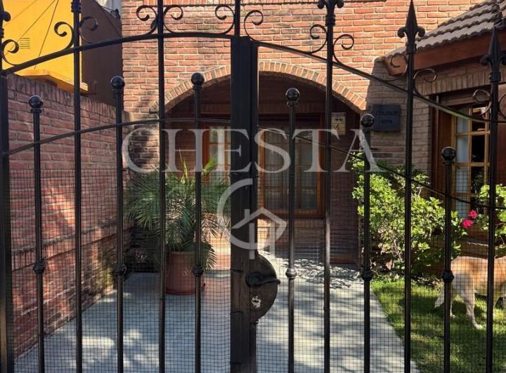 Casa · 290m² · 6 Ambientes · 3 Cocheras