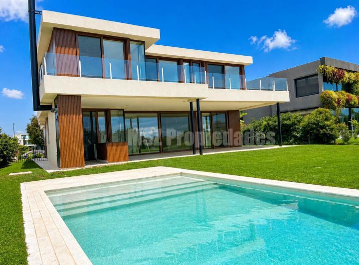 Casa · 400m² · 8 Ambientes · 4 Cocheras