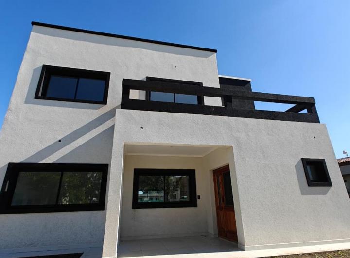 Casa · 267m² · 5 Ambientes · 2 Cocheras