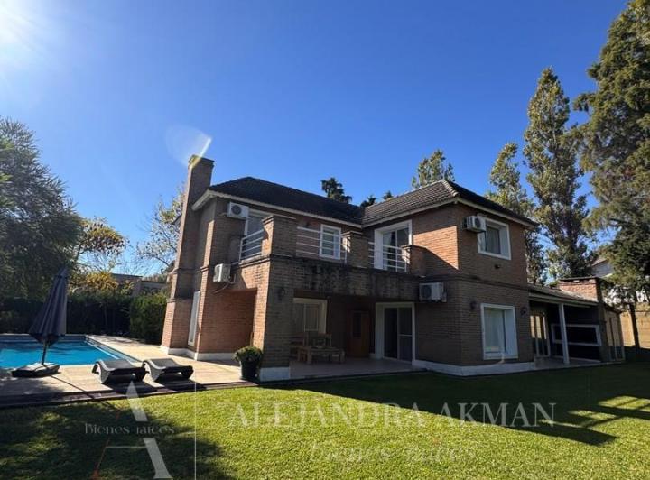 Casa · 280m² · 6 Ambientes · 1 Cochera