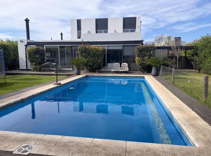 Casa · 160m² · 6 Ambientes · 4 Cocheras