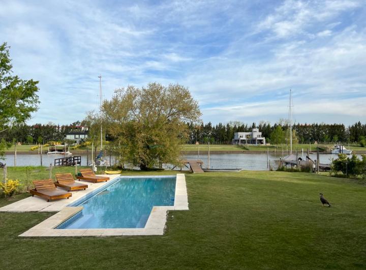 Casa · 400m² · 6 Ambientes · 2 Cocheras