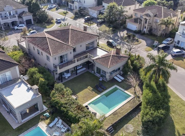 Casa · 386m² · 5 Ambientes · 2 Cocheras