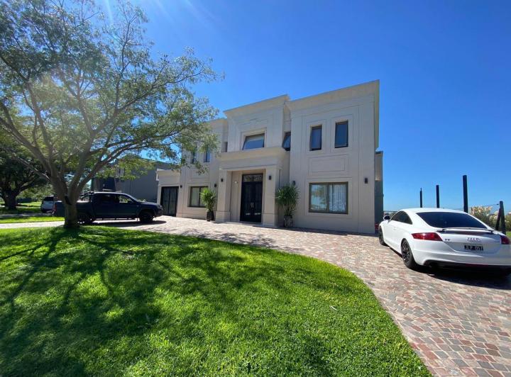 Casa · 340m² · 6 Ambientes · 1 Cochera