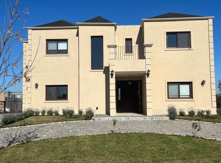 Casa · 374m² · 7 Ambientes · 6 Cocheras