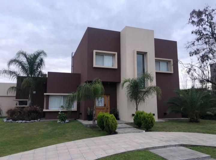 Casa · 200m² · 5 Ambientes · 2 Cocheras