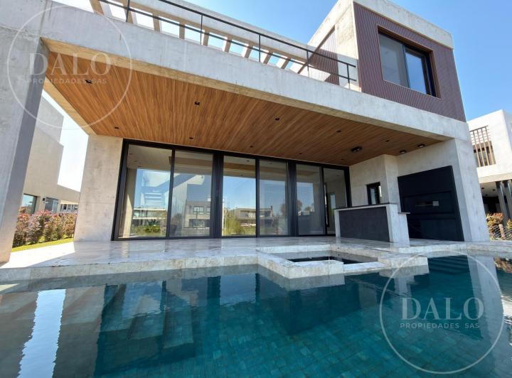 Casa · 465m² · 6 Ambientes · 1 Cochera