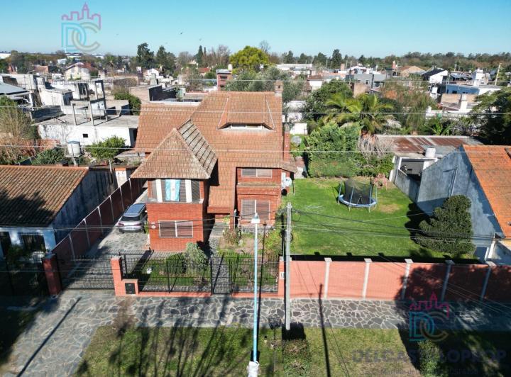 Casa · 300m² · 6 Ambientes · 2 Cocheras