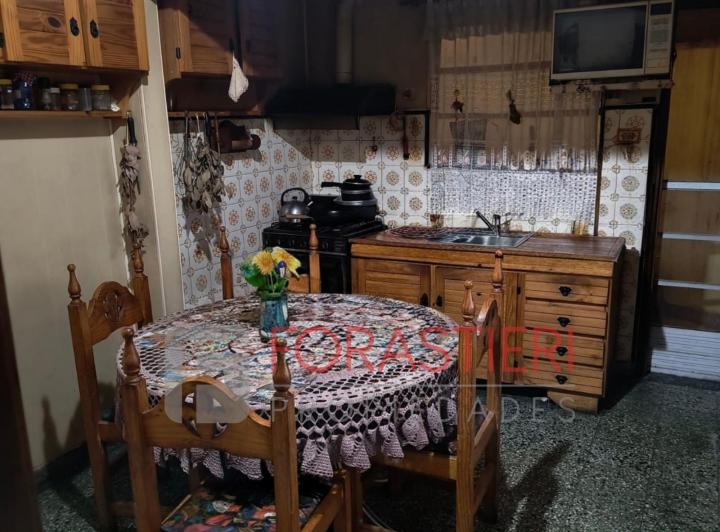 Casa · 214m² · 7 Dormitorios · 1 Cochera