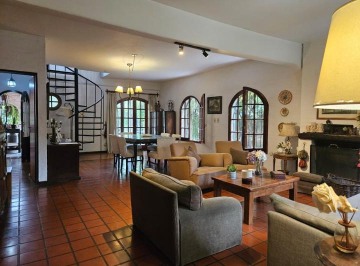 Casa · 205m² · 5 Ambientes · 4 Cocheras