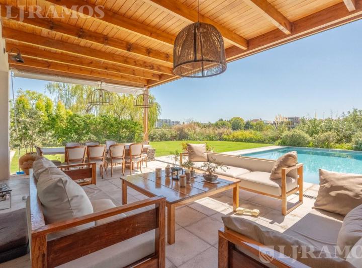 Casa · 526m² · 8 Ambientes · 3 Cocheras