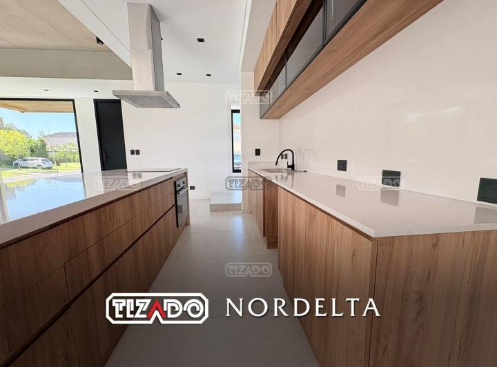 Casa · 230m² · 4 Ambientes · 1 Cochera
