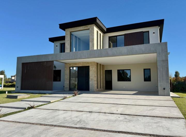 Casa · 310m² · 6 Ambientes · 2 Cocheras