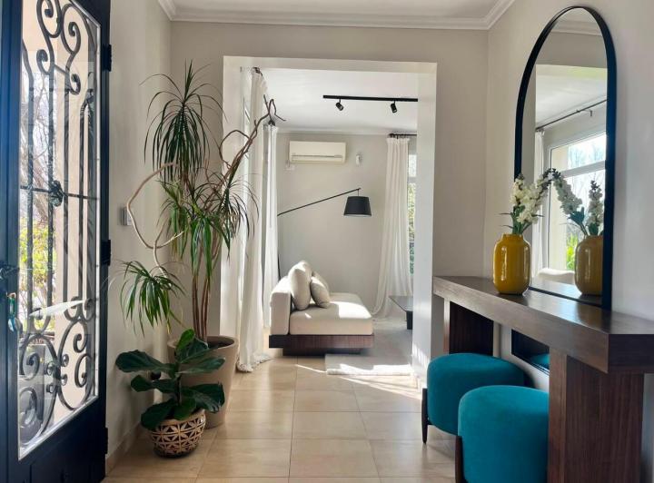 Casa · 245m² · 6 Ambientes · 2 Cocheras