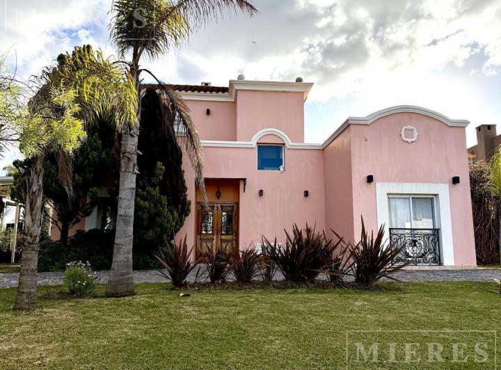 Casa · 250m² · 4 Dormitorios · 2 Cocheras