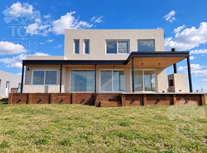 Casa · 180m² · 6 Ambientes · 4 Cocheras