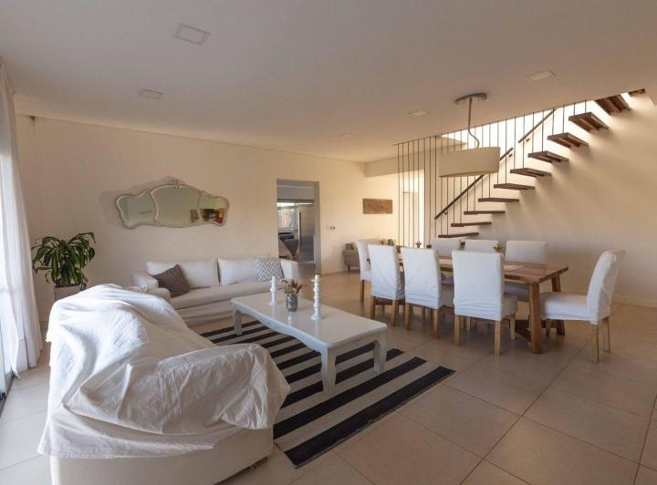 Casa · 250m² · 5 Ambientes · 2 Cocheras