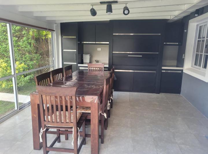 Casa · 230m² · 8 Ambientes · 4 Cocheras
