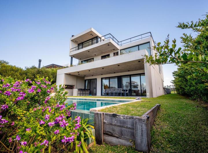 Casa · 480m² · 7 Ambientes · 4 Cocheras