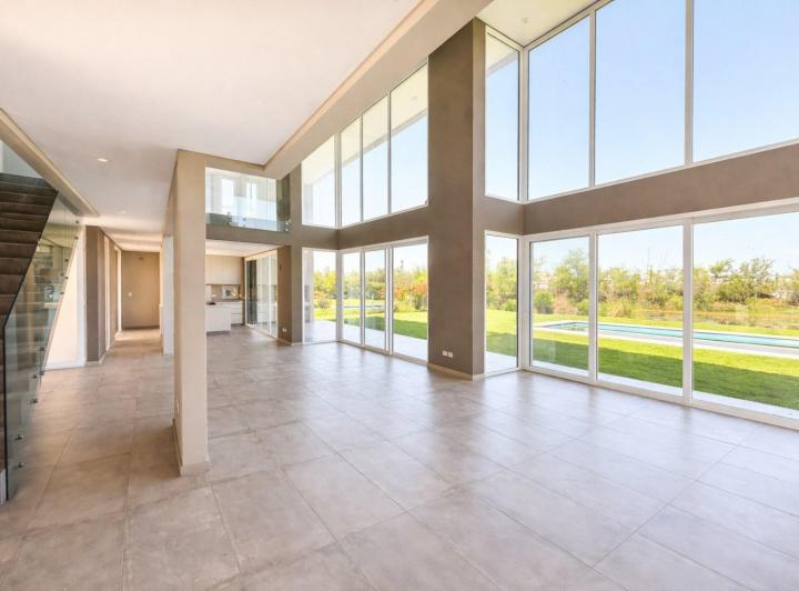 Casa · 215m² · 5 Ambientes · 2 Cocheras