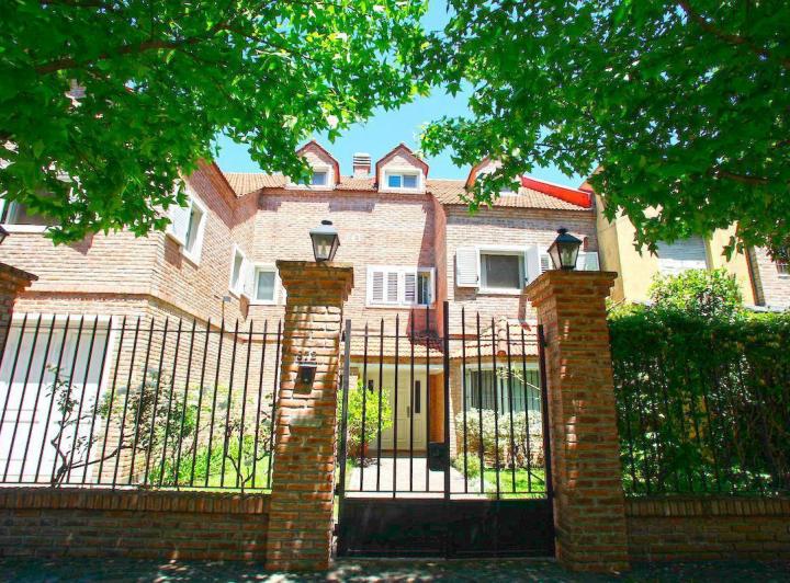 Casa · 500m² · 6 Ambientes · 2 Cocheras