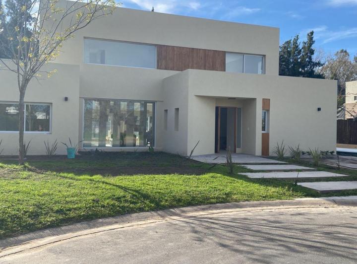 Casa · 232m² · 6 Ambientes · 2 Cocheras