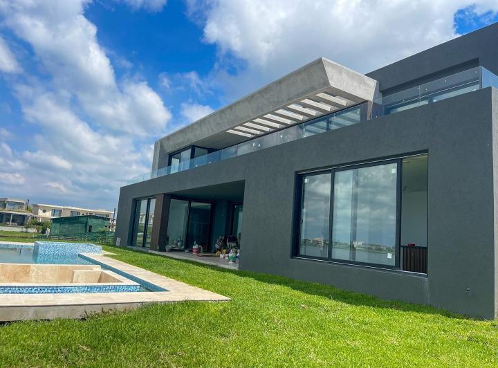 Casa · 708m² · 6 Ambientes · 2 Cocheras