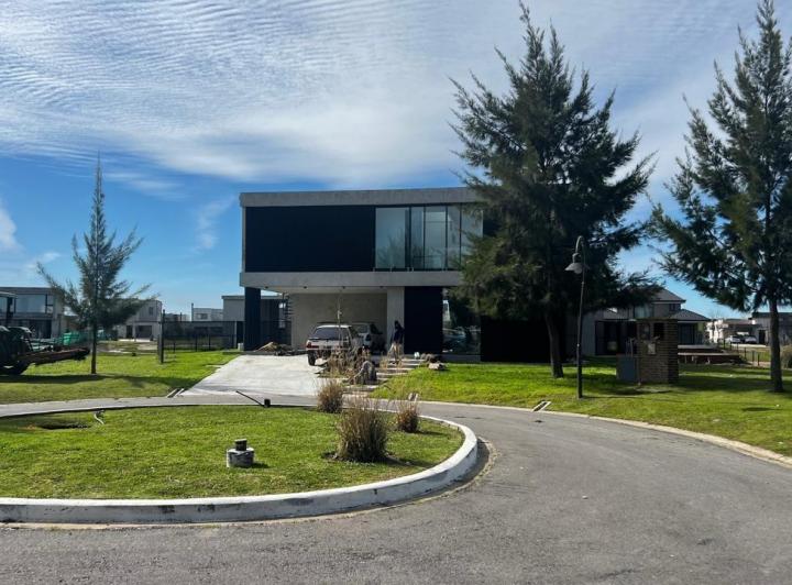 Casa · 243m² · 6 Ambientes · 4 Cocheras