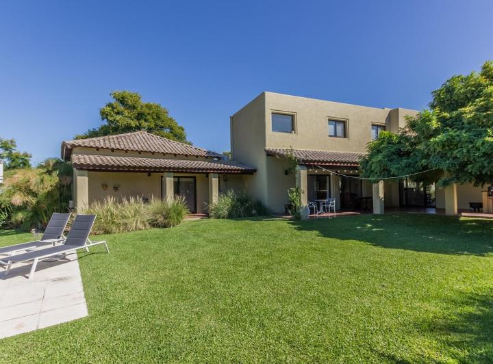Casa · 320m² · 6 Ambientes · 2 Cocheras
