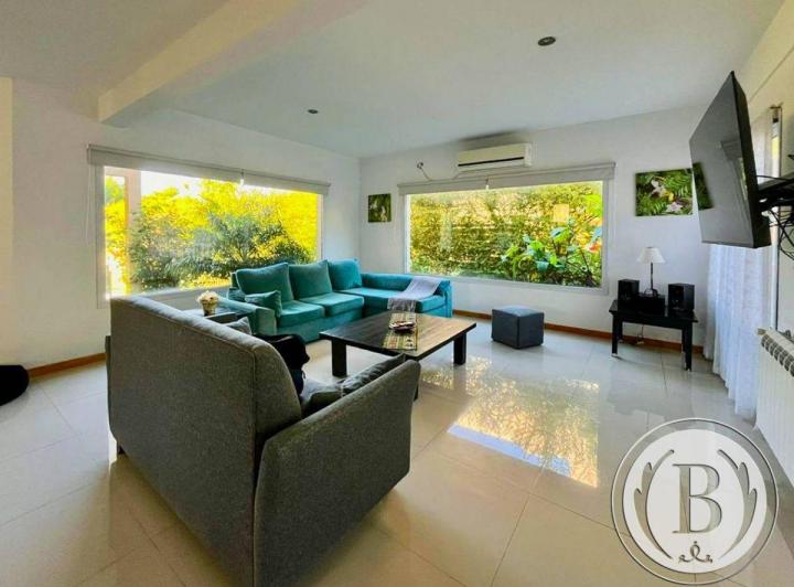 Casa · 245m² · 5 Ambientes · 2 Cocheras
