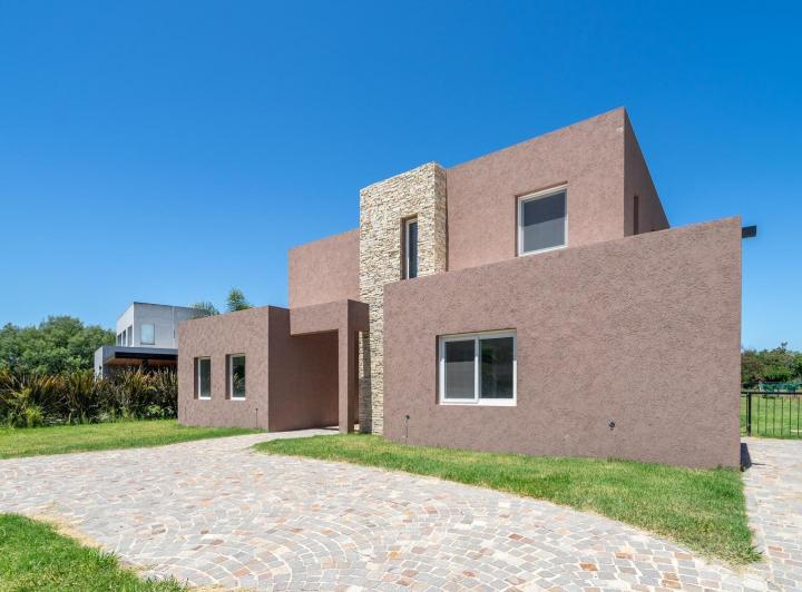 Casa · 310m² · 5 Ambientes · 3 Cocheras