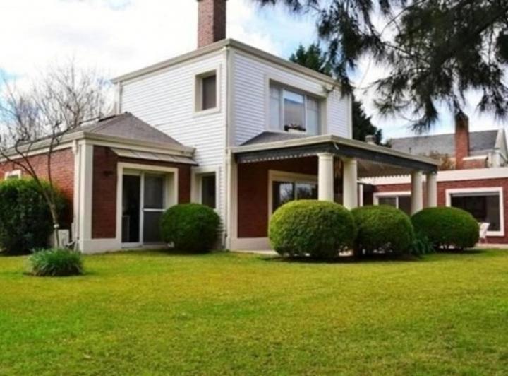 Casa · 250m² · 5 Ambientes · 1 Cochera