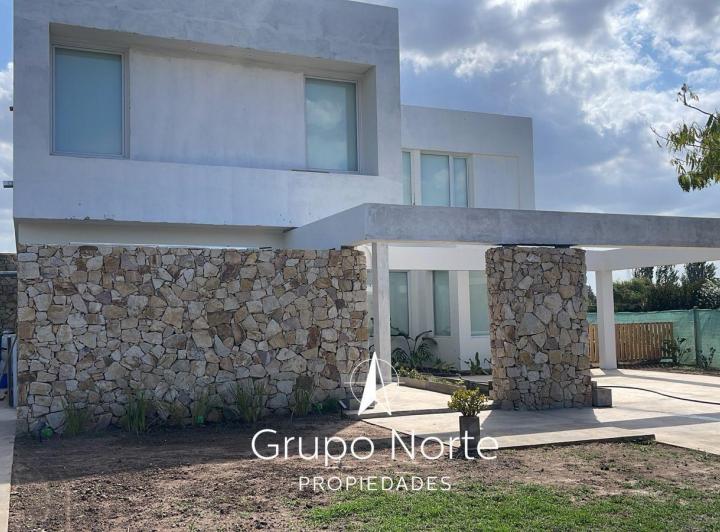 Casa · 286m² · 6 Ambientes · 4 Cocheras