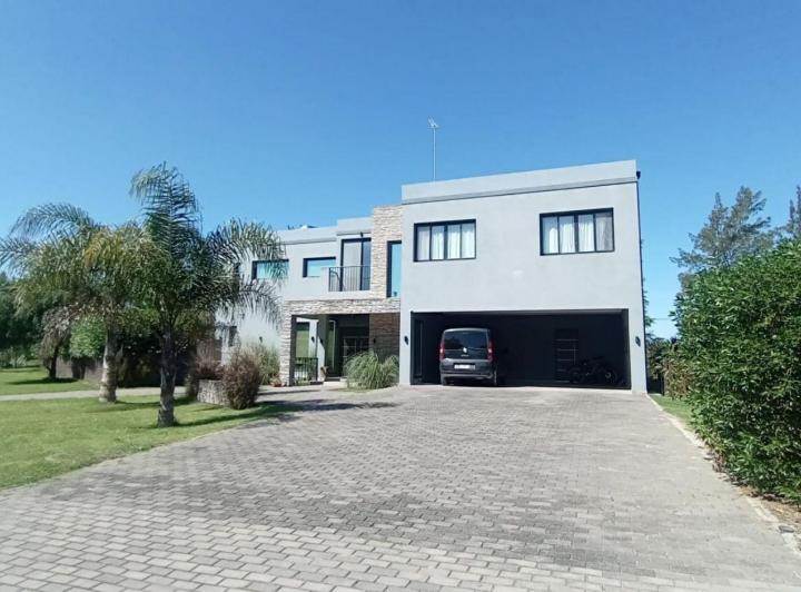 Casa · 297m² · 4 Dormitorios · 2 Cocheras