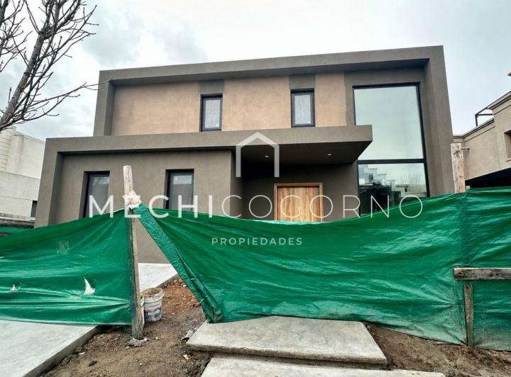 Casa · 294m² · 5 Ambientes · 4 Cocheras