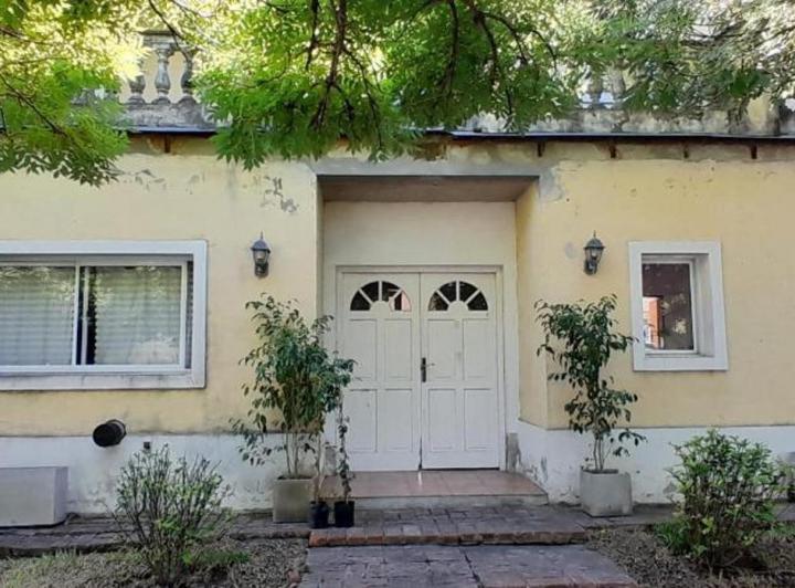 Casa · 220m² · 5 Ambientes · 2 Cocheras